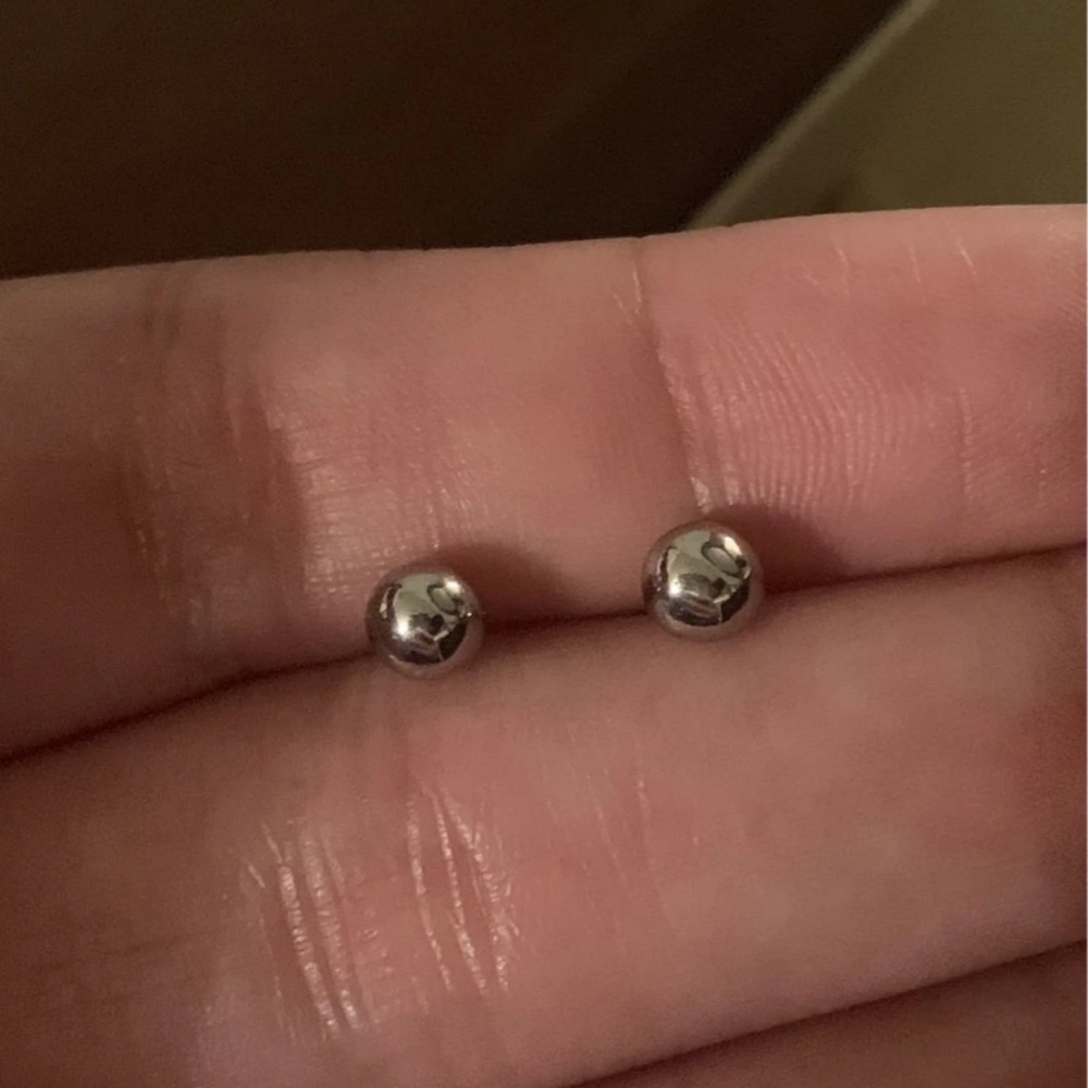 Ball stud earrings